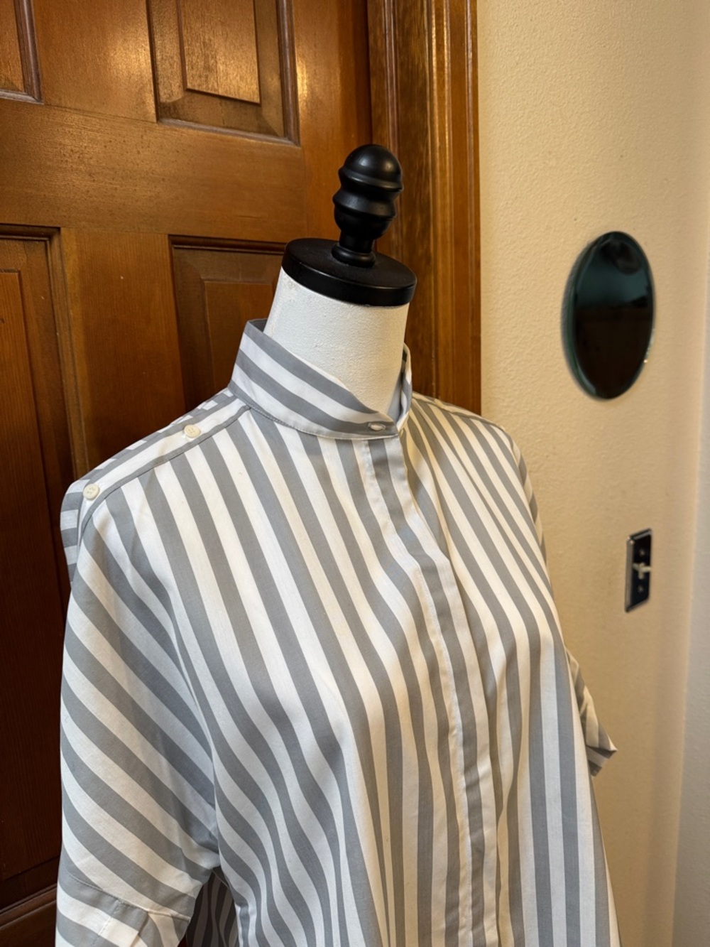 PRICE FIRM Akris Punto Gray and White Womens Mandarin Collar Shirt Size 8 - Picture 10 of 12